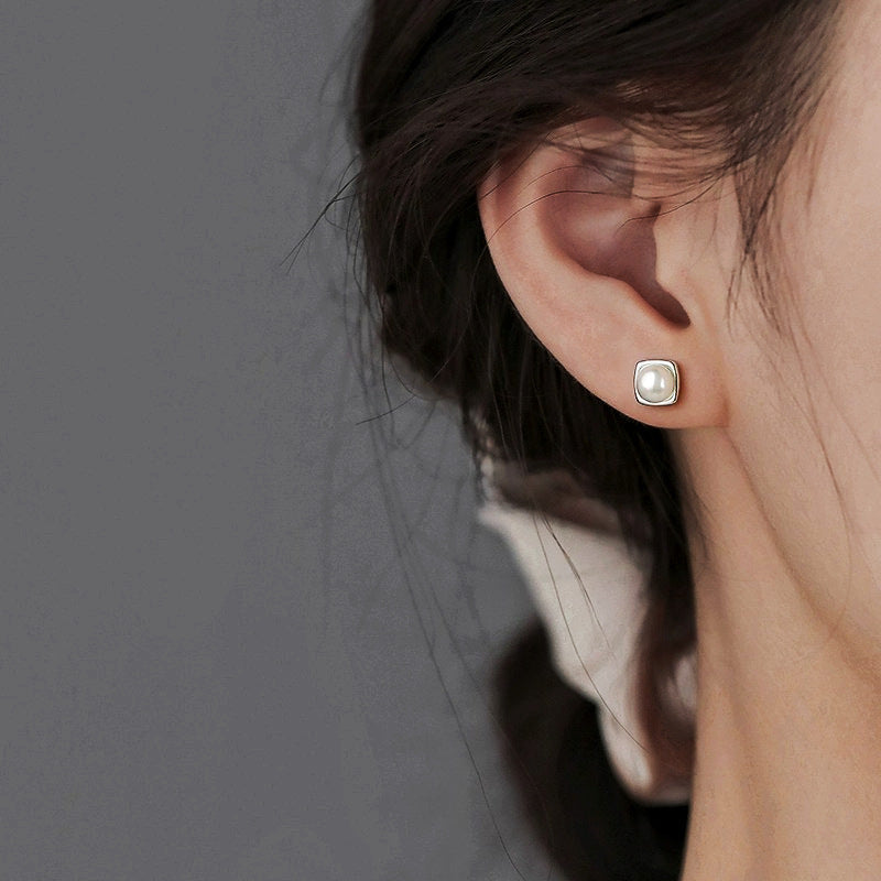 Earrings with freshwater pearls