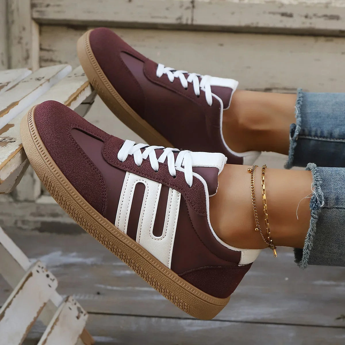 Fashion Black White Striped Flat Sneakers Women Lightweight Lace Up Sports Shoes Woman Non Slip Breathable Casual Sneakers 2025