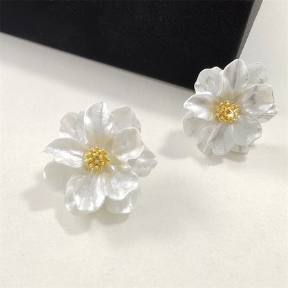Chic flower earrings made of white acrylic