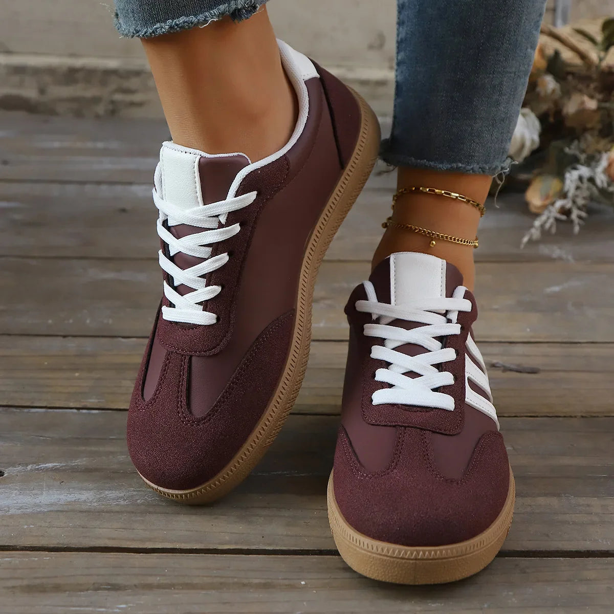 Fashion Black White Striped Flat Sneakers Women Lightweight Lace Up Sports Shoes Woman Non Slip Breathable Casual Sneakers 2025