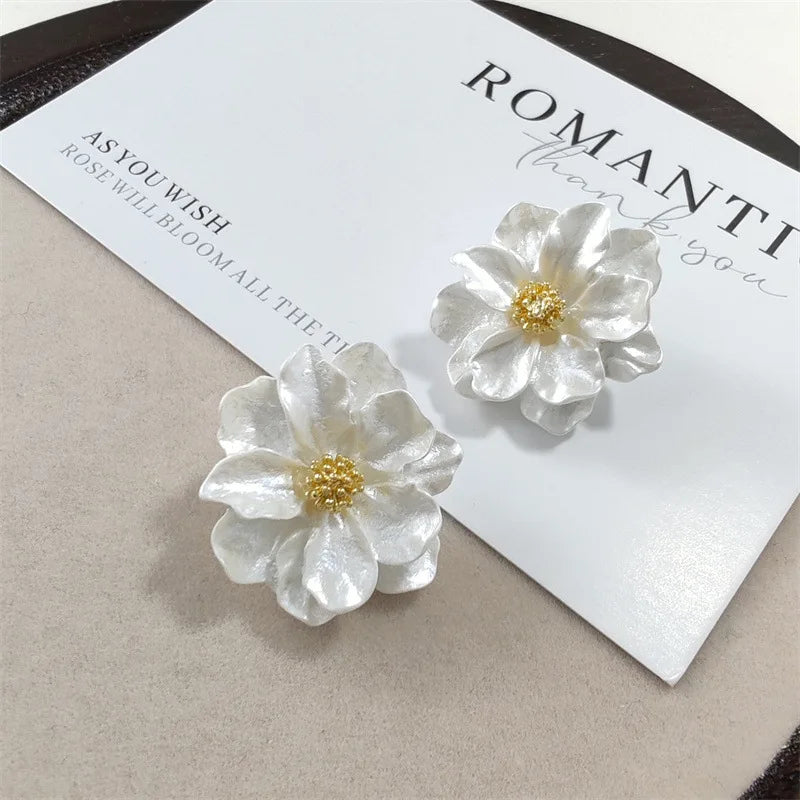 Chic flower earrings made of white acrylic