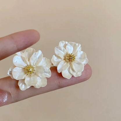 Chic flower earrings made of white acrylic