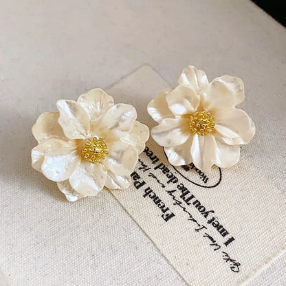 Chic flower earrings made of white acrylic