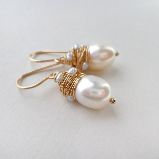 Vintage earrings with pearls and golden threads