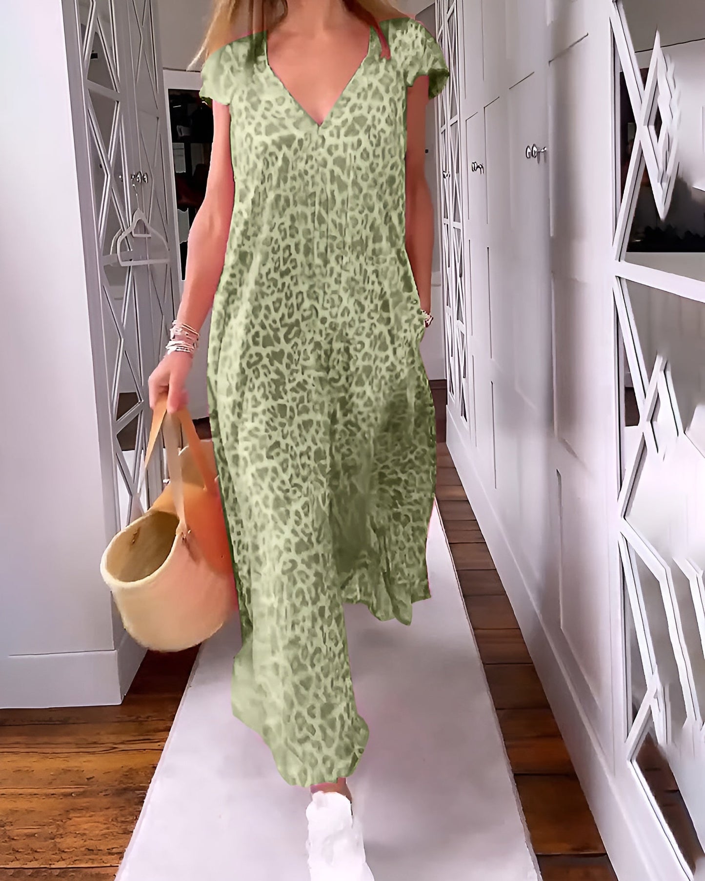 Véronique | Long Dress with V-Neck and Short Sleeves